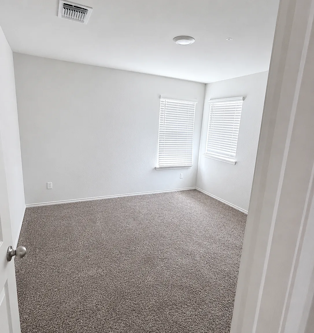 5 bed, 2.5 bath, 2644 sqft, $2,795 — Photo 2
