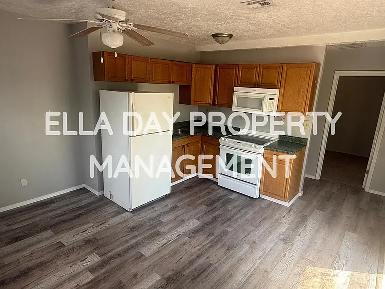 801 E 1st St #1 — Photo 7