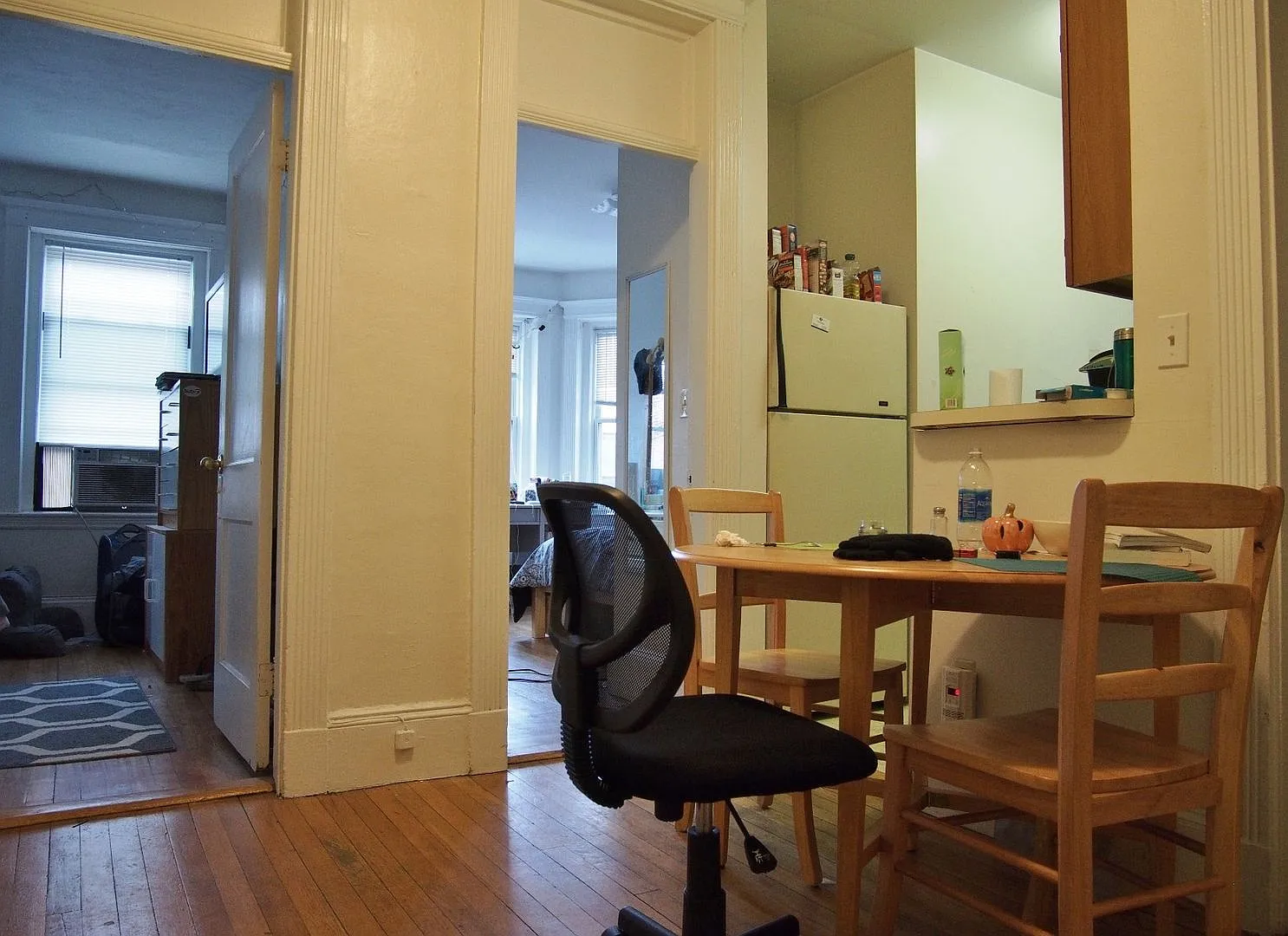 No Brokers Fee, Heat, Hot Water Included, Steps from the T stop, Laundry, Eat-in Kitchen — Photo 4
