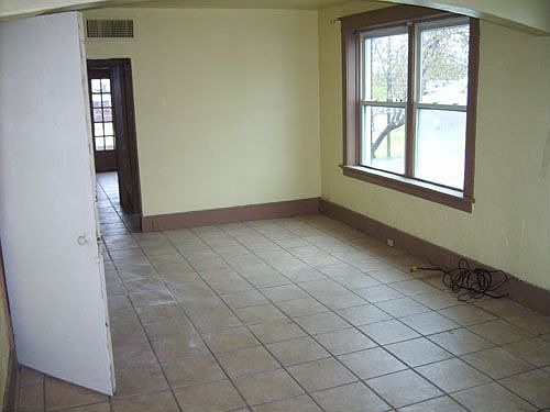 2nd image of 3958 Miami St