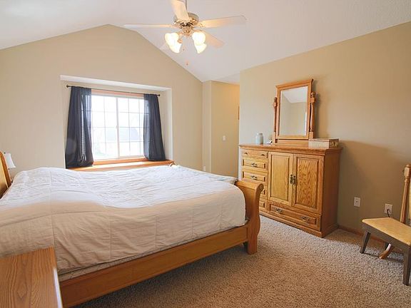 5th image of 806 Edgewater Dr