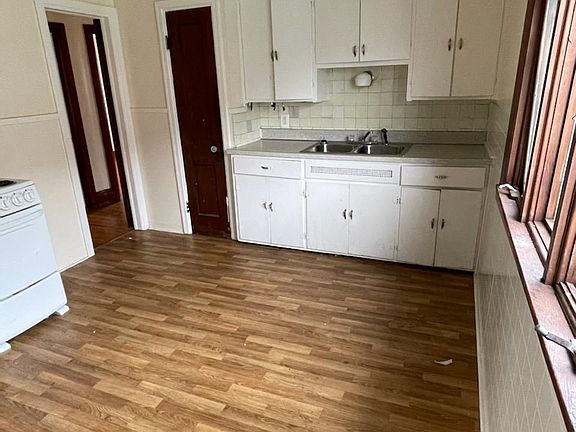 3rd image of 20 Easton Ave