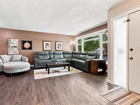 3rd image of 29 Everett CRESCENT