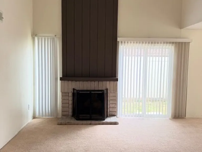 812 Plaza Flora — Photo 13