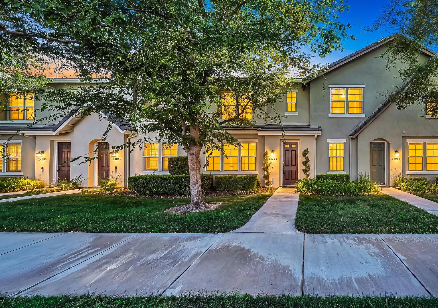 Stunning 3 Bed Townhome in Valencia — Photo 1