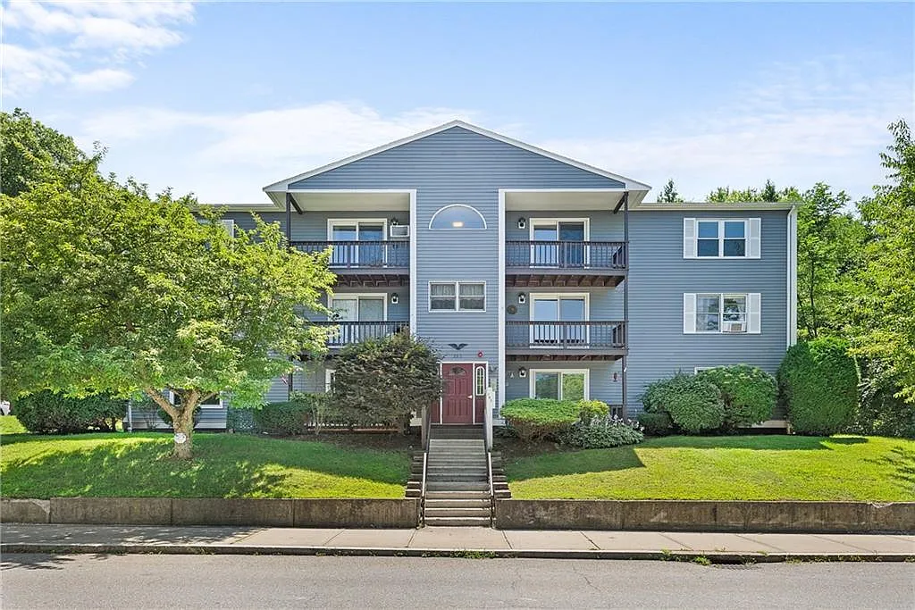Oak Hill Condominiums — Photo 1