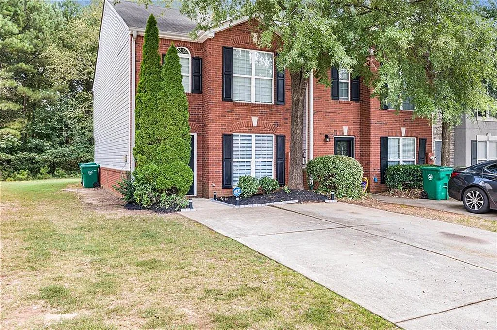 3 bed, 2.5 bath, 1560 sqft, $1,799 — Photo 3