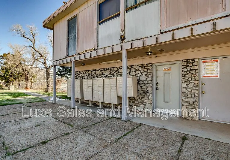 6026 Nw Expy #C — Photo 29