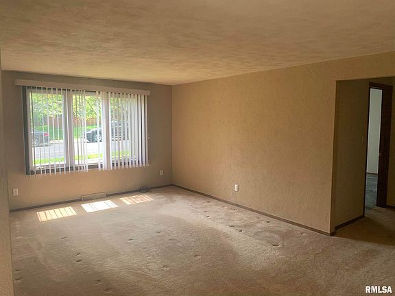 3rd image of 1529 W Thames Dr