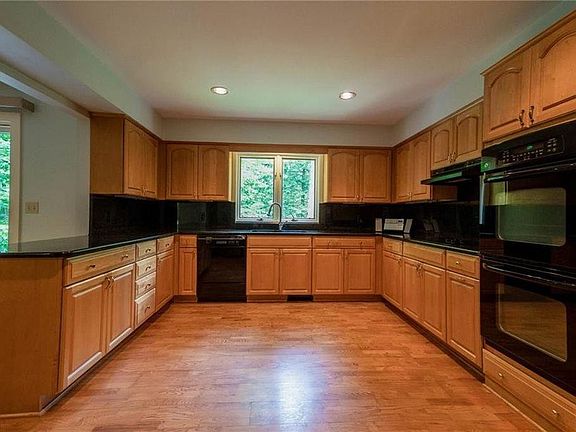 3rd image of 5645 Ledgebrook Ln