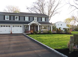 32 Harbor Cir, Centerport, NY 11721