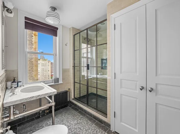 32 Washington Square West image 22 of 26