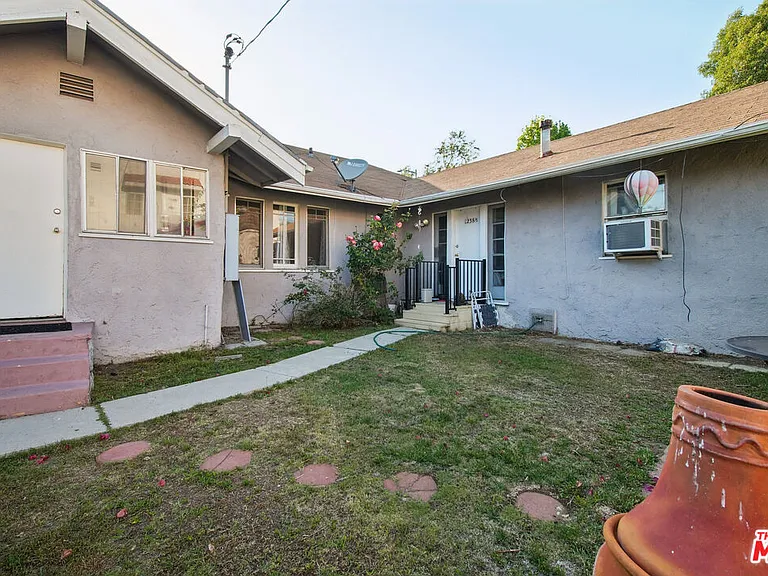 1238 N Gardner St — Photo 16