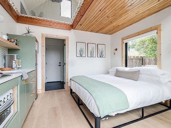 3rd image of 1956 Loudon Rd