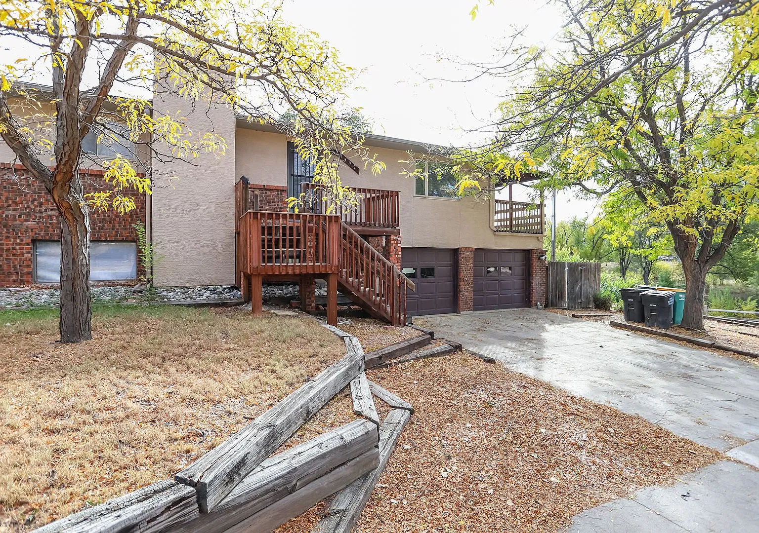 Spacious 4 bedroom 3 bathroom Duplex Avaialble Now! — Photo 2