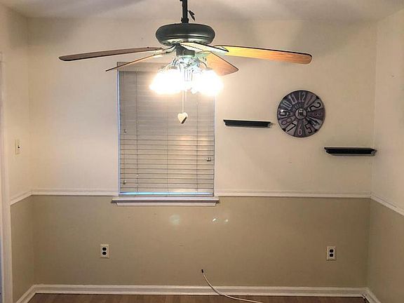 4th image of 934 Woodstock Ct