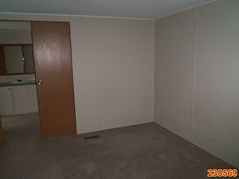 238569X-5.jpg