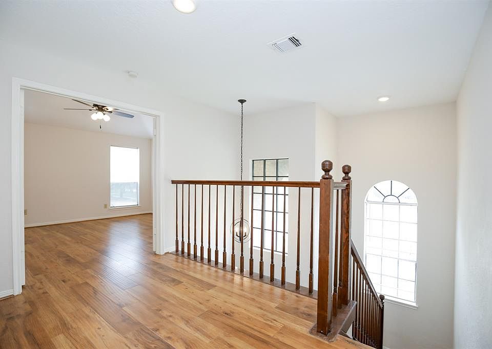 1st image of 2506 Parkwood Ln