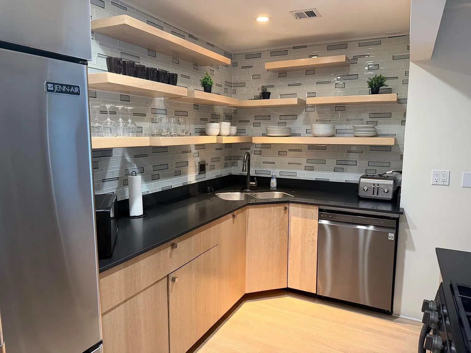 2 bed, 1400 sqft, $4,200 — Photo 4