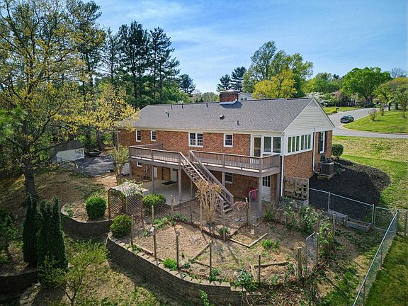 4th image of 505 Victoria Dr