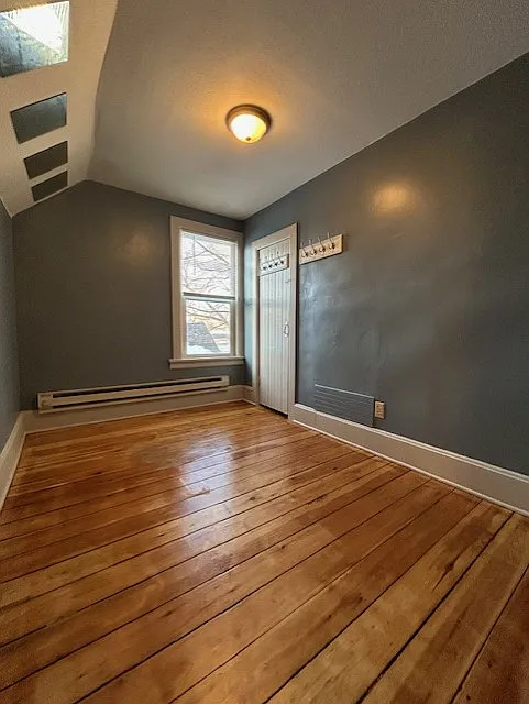 521 Bay St — Photo 3