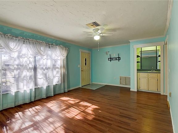 4th image of 2705 Narcissus Dr