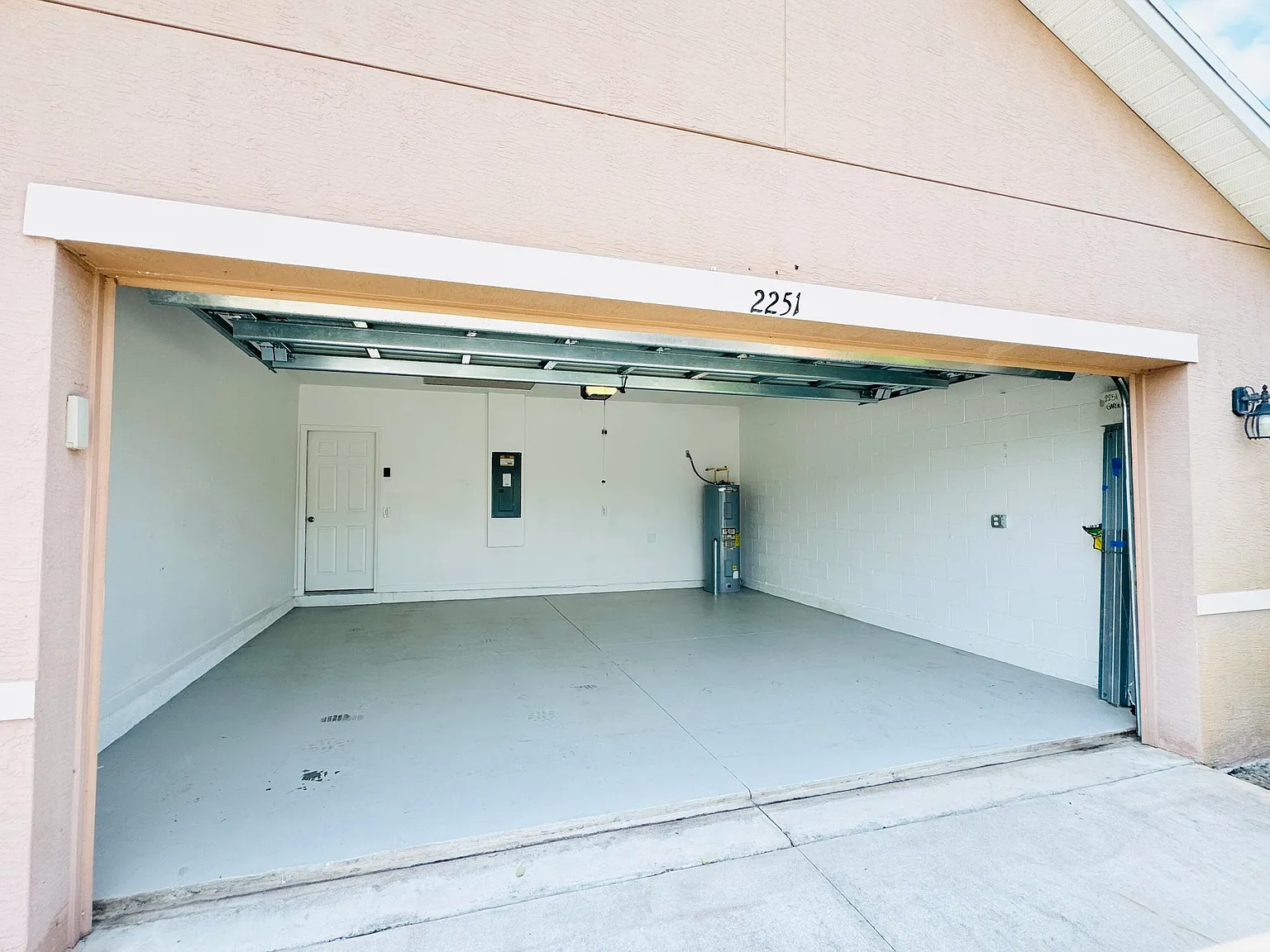 4 bed, 2.0 bath, 1934 sqft, $2,600 — Photo 3