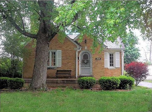 Cute, cute, cute! Nice home with intricate details.