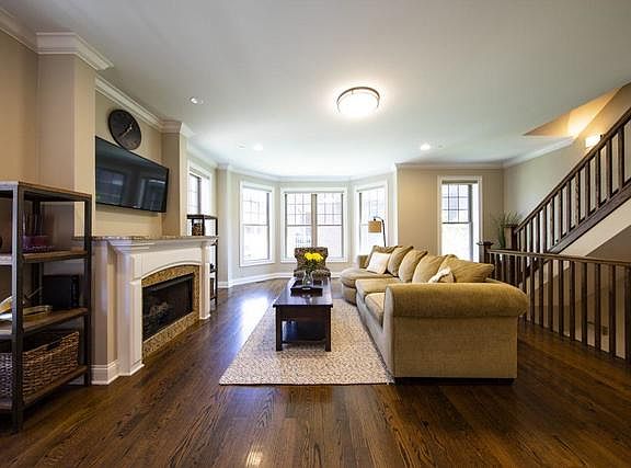 5th image of 3014 W Newport Ave