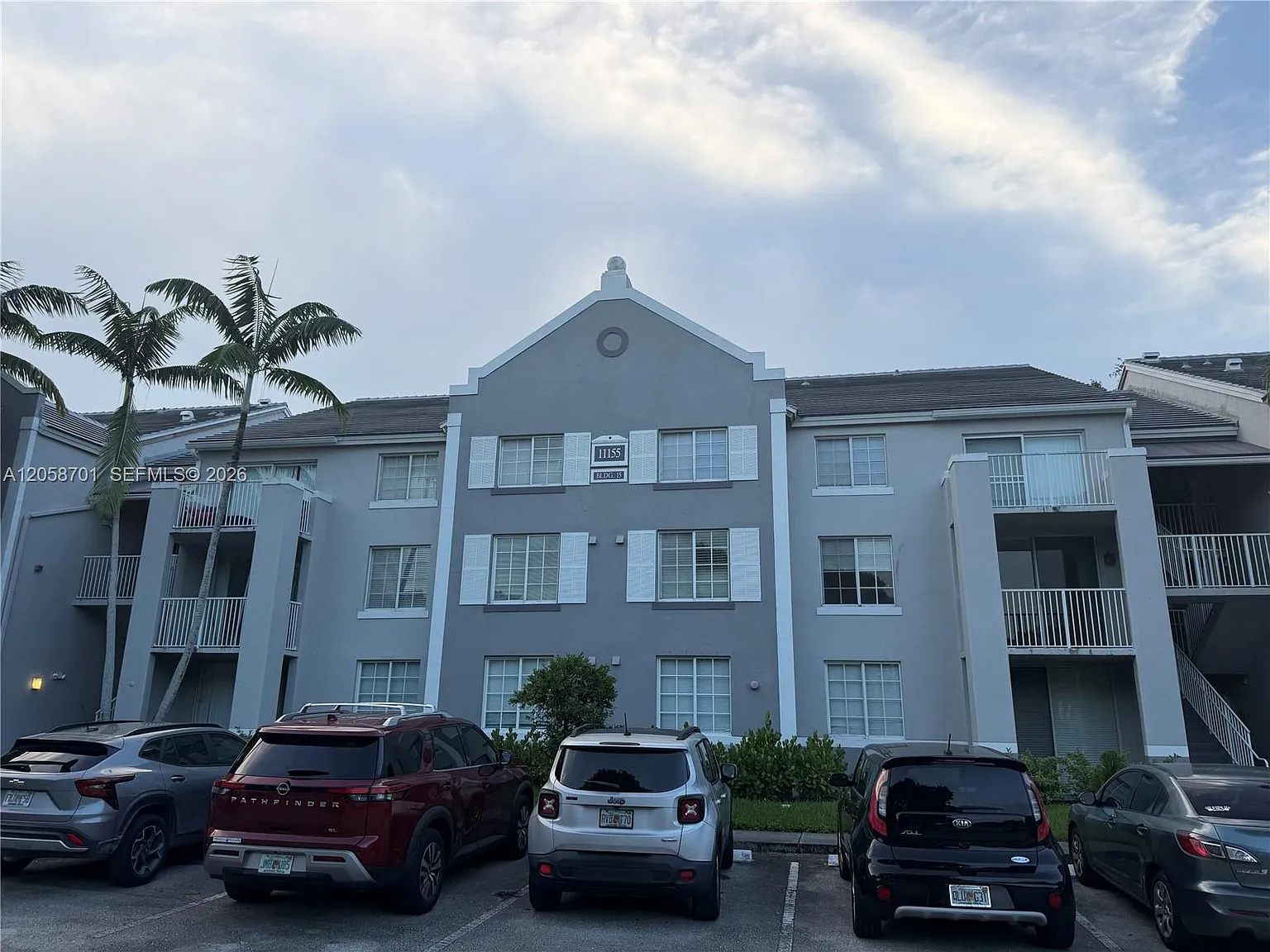 Devonaire Condo At Pembro — Photo 1