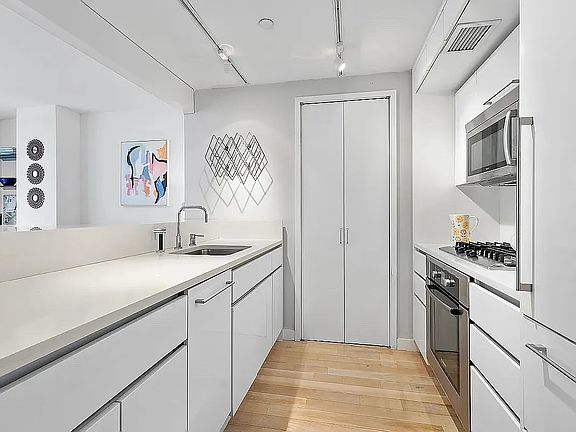5th image of 50 Franklin St APT 6B