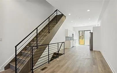 4 bed, 2500 sqft, $2,500 — Photo 2
