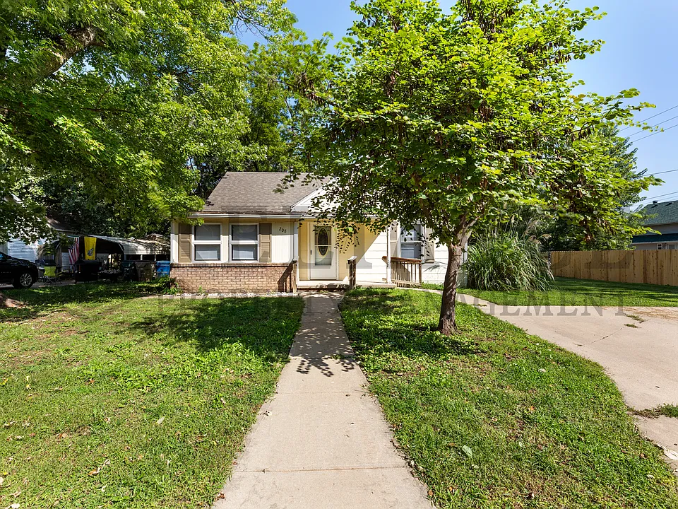 208 W 5th St