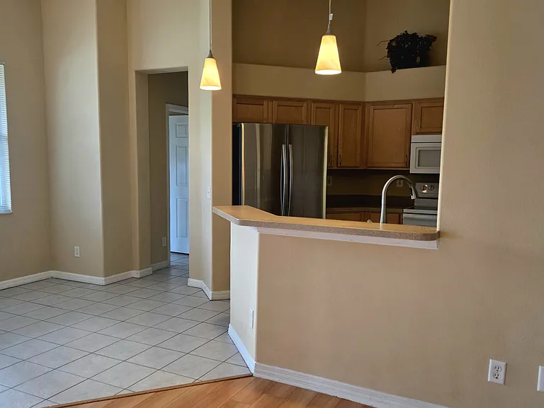 Kitchen and breakfast area