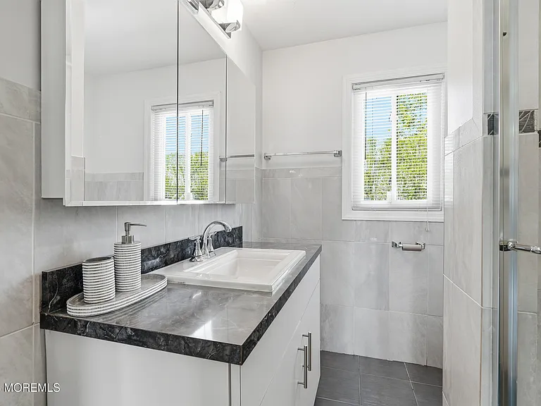970 Van Court Ave — Photo 19