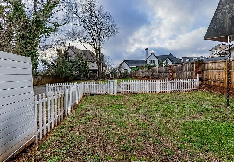 710 Augusta St — Photo 23