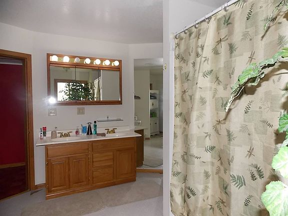 Spacious main floor bathroom