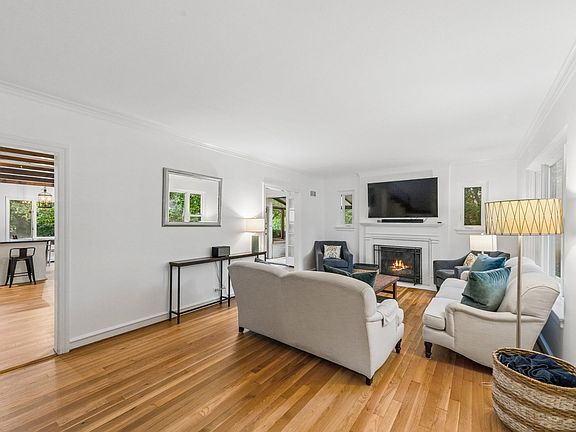 4th image of 9421 Crawford Ave