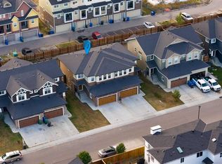 243 E Kinniburgh Rd, Chestermere, AB T1X 0Y7