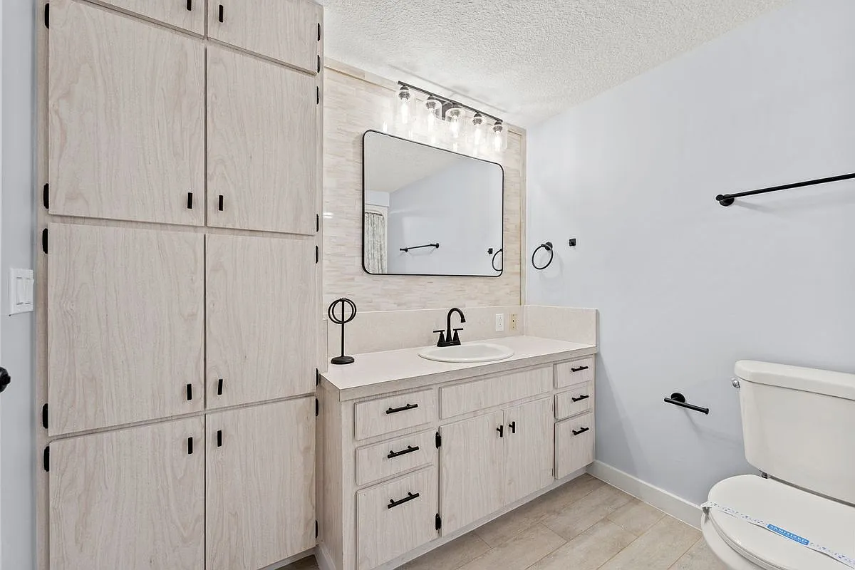 3 bed, 3.0 bath, 2188 sqft, $2,200 — Photo 4