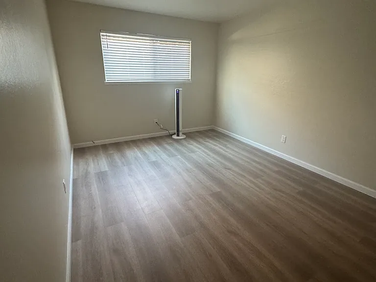 528 Laverne Ave — Photo 3