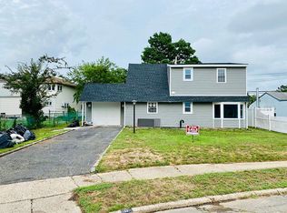 11 Grange Ln, Levittown, NY 11756