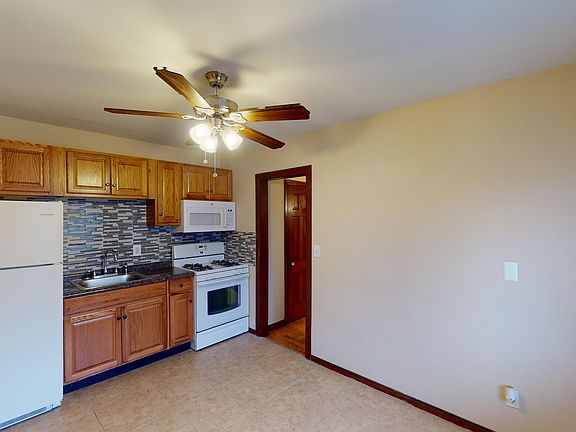 3rd image of 3231 Glenmore Ave #3