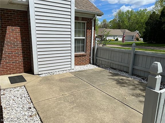3rd image of 10 Stratford Green Dr APT 1