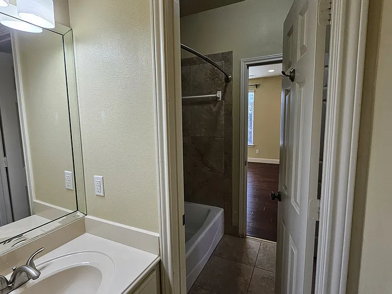 2505 Cambridge Dr — Photo 7