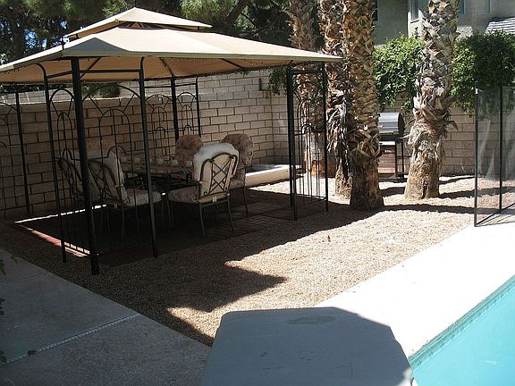 Covered gazebo area, palm trees!