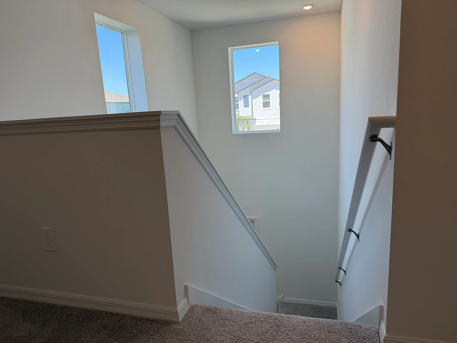 4 bed, 2.5 bath, 2274 sqft, $2,500 — Photo 2