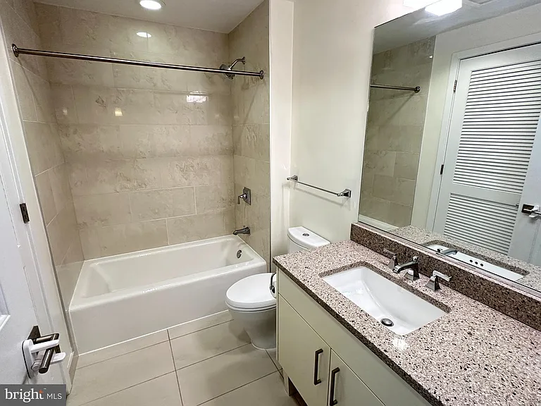 7171 Woodmont Ave #606 — Photo 9