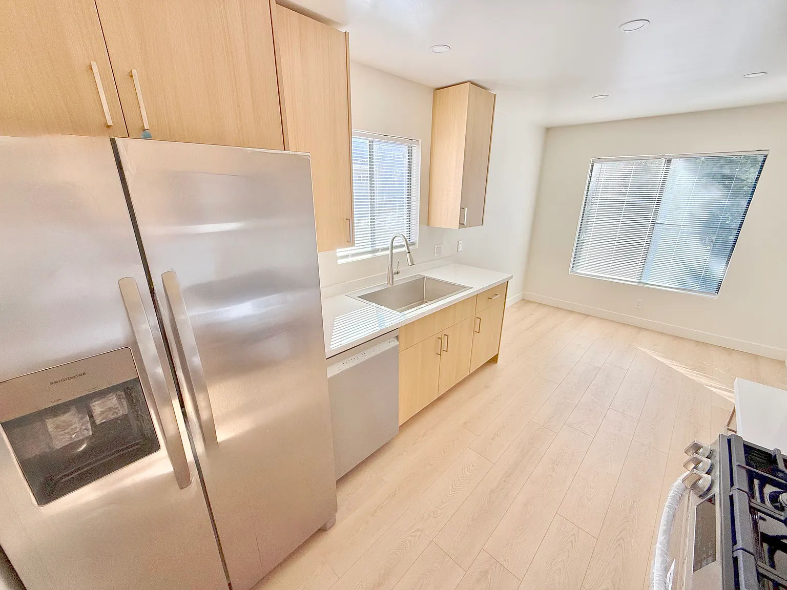 2 bed, 990 sqft, $4,695 — Photo 4