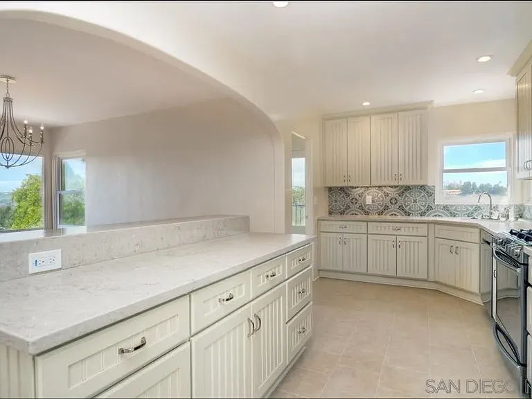 4388 Middlesex Dr — Photo 7